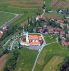 CRKVA SVETA TRI KRALJA U KOMINU U BLIZINI SVETOG IVANA ZELINE